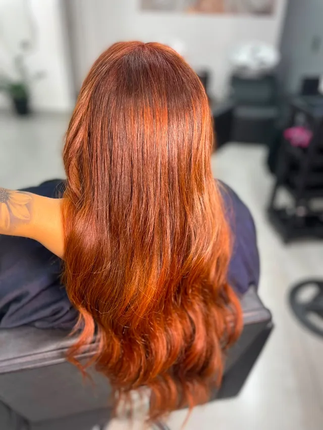 Cabelo ruivo acobreado, liso e brilhante