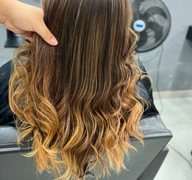 Cabelo castanho com mechas iluminadas e pontas onduladas